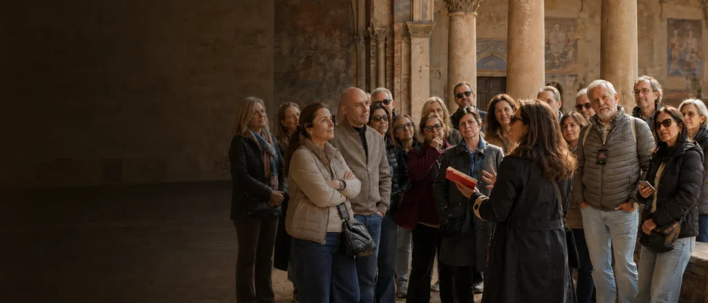 Imagen referencial de una especialista conversando con un grupo pequeño.