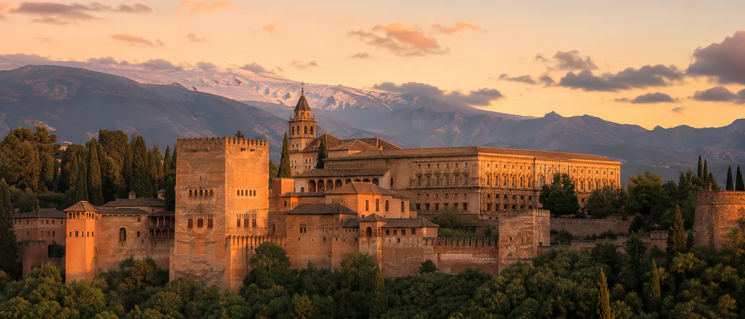 Conjunto monumental iluminado por la luz cálida del atardecer.